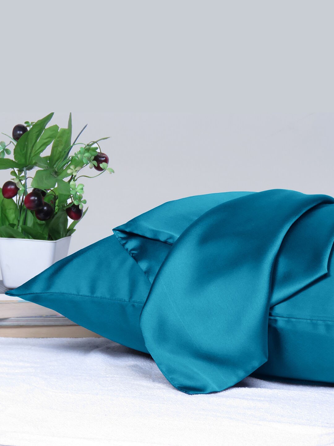 

OUSSUM Riara Blue Satin Decorative Rectangular Pillow Cover
