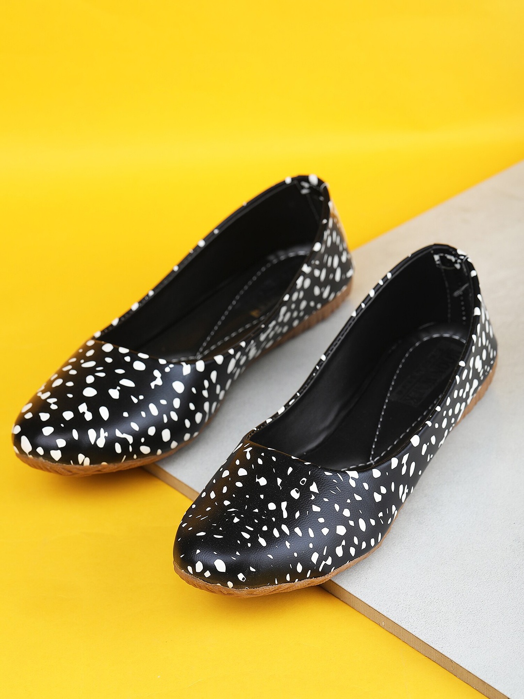 

Moonwalk Printed Round Toe Ballerinas, Black