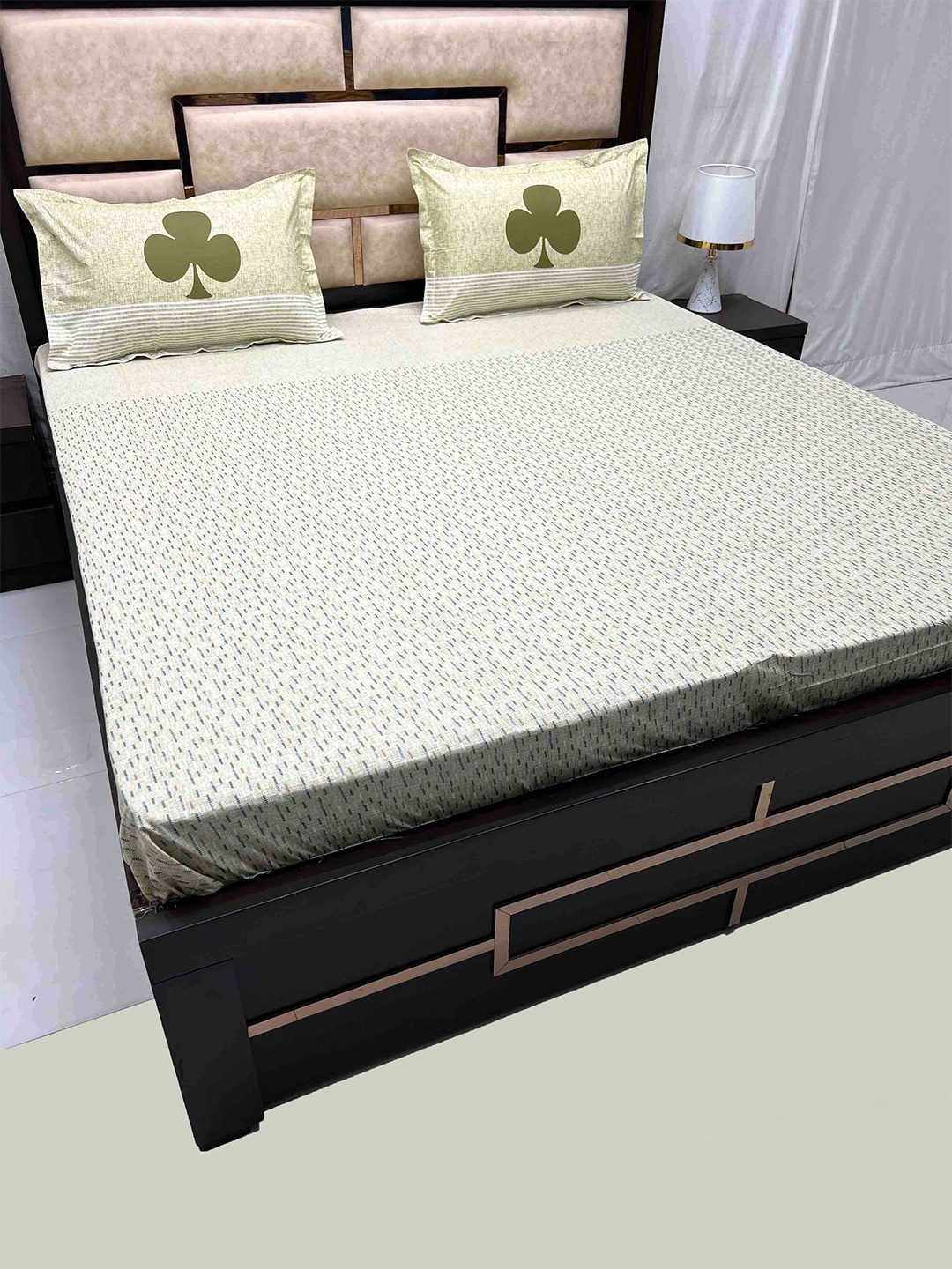 

Pure Decor White & Green Printed Cotton 400 TC King Bedsheet With 2 Pillow Covers