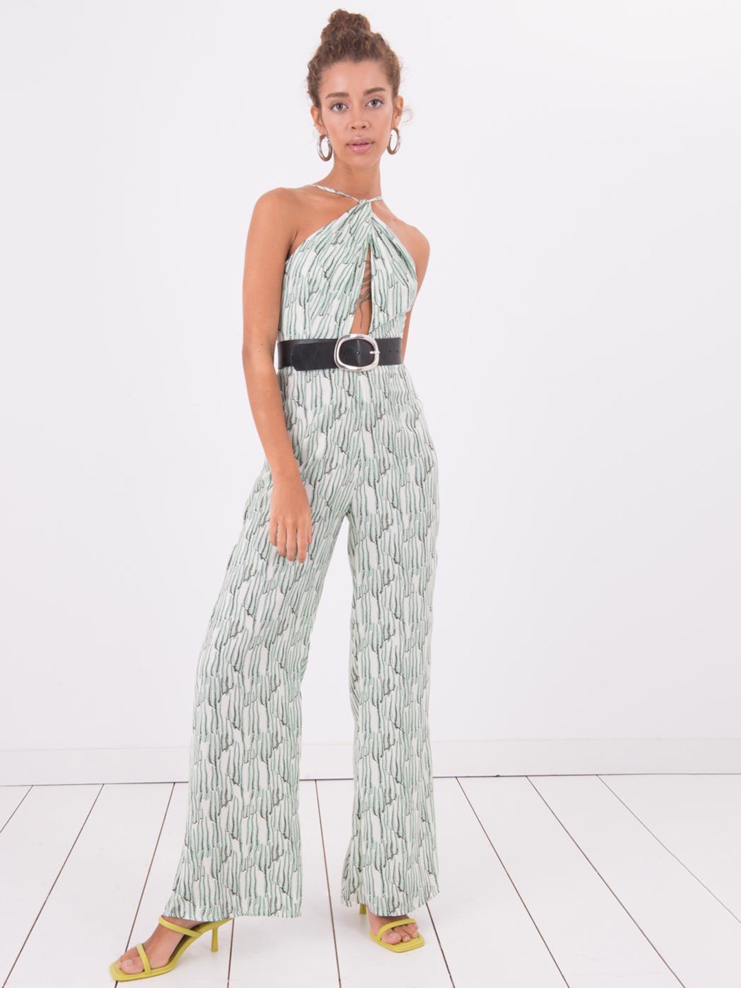 

PRET A TUER Halter Neck Waist Tie-Ups Printed Basic Jumpsuit, Green