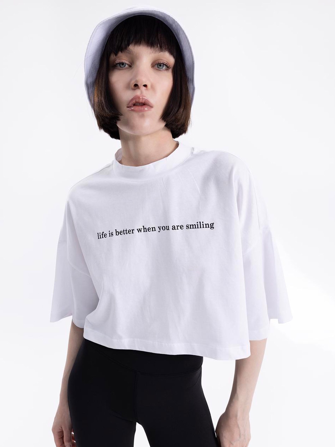 

PRET A TUER Drop-Shoulder Sleeves Typography Printed Cotton Crop T-shirt, White