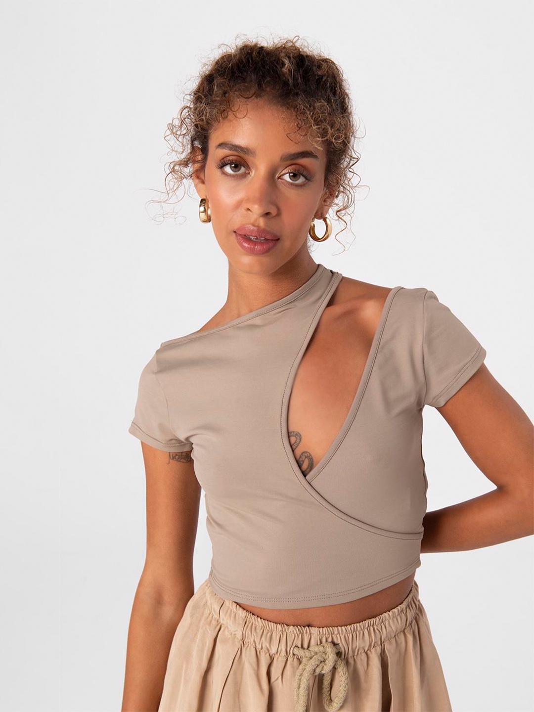 

PRET A TUER Cut Out Detailed Regular Crop Top, Beige