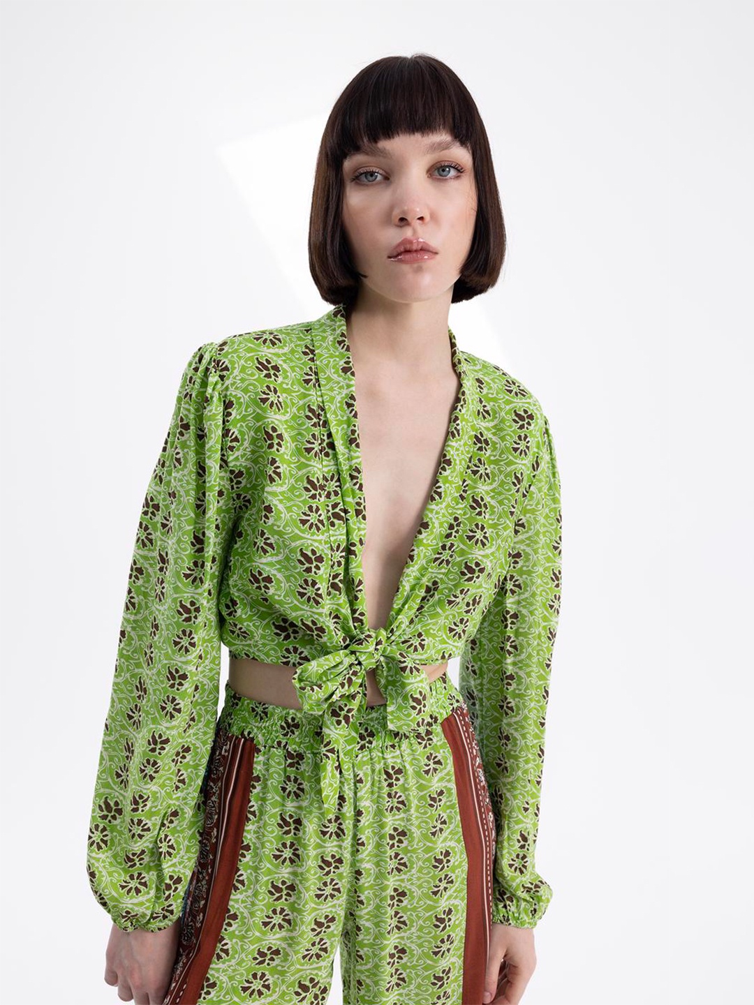 

PRET A TUER Floral Printed Front Tie-Up Crop Top, Green