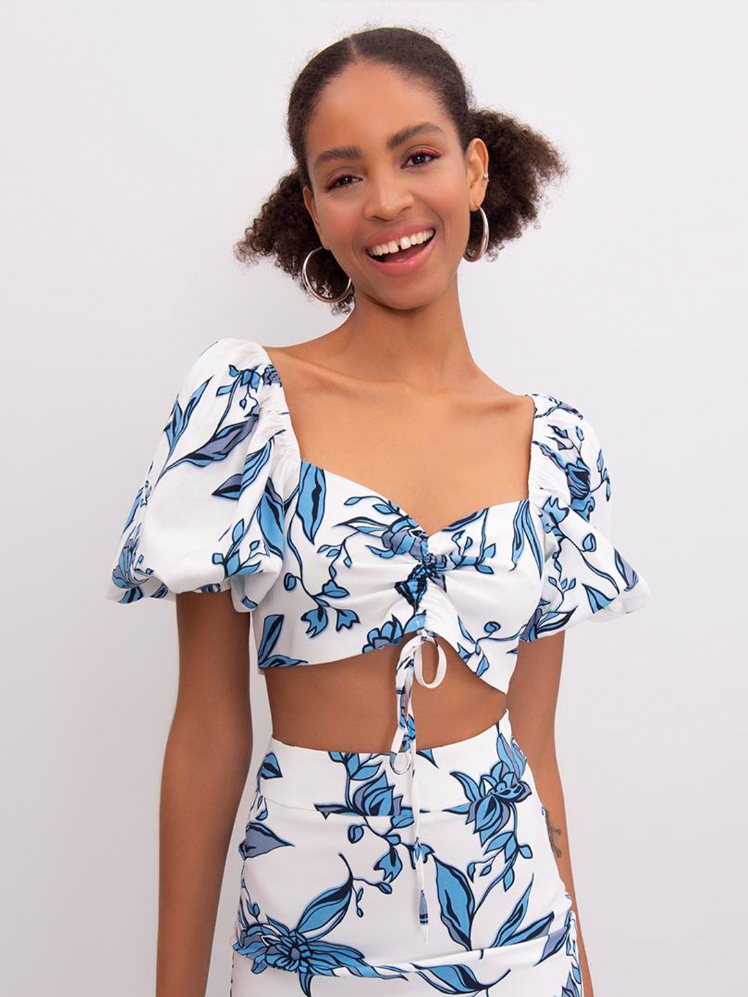 

PRET A TUER Floral Printed Sweetheart Neck Puff Sleeve Regular Crop Top, White