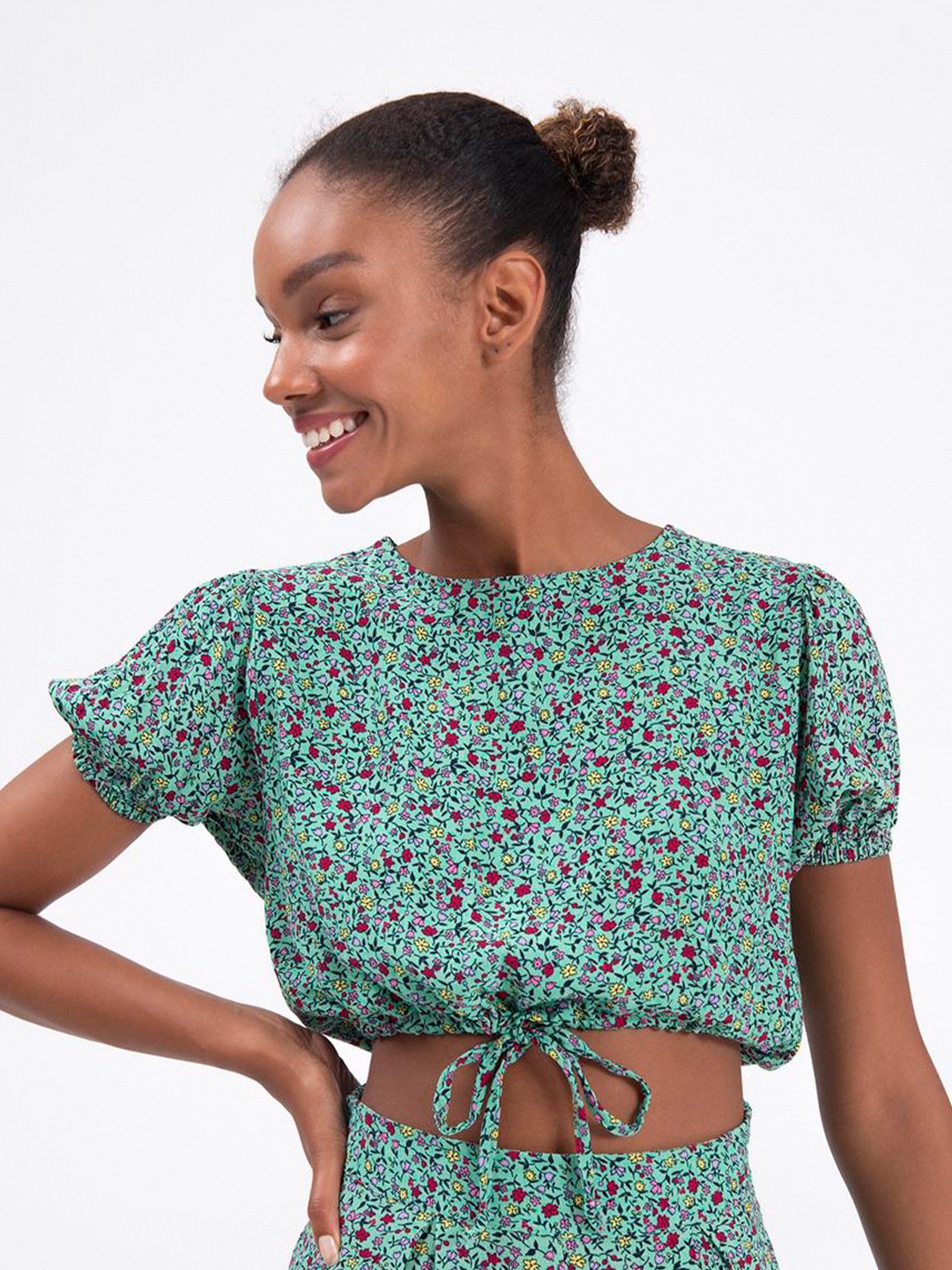 

PRET A TUER Floral Printed Regular Tie-Up Round Neck Crop Top, Green