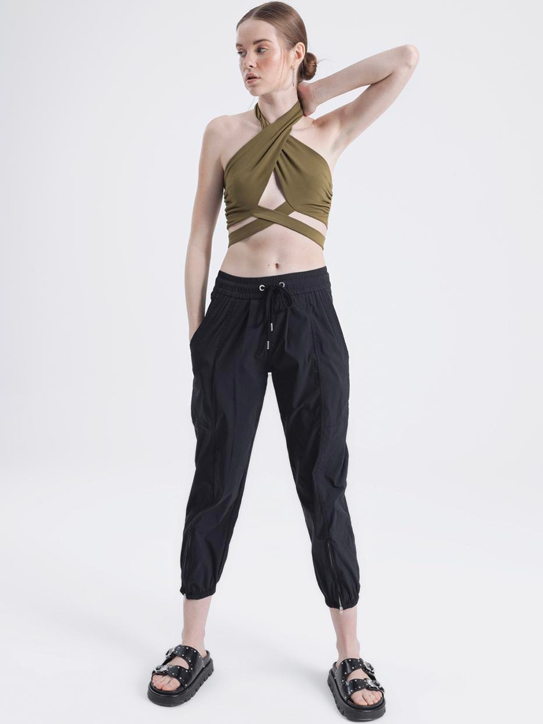 

PRET A TUER Women Mid-Rise Slim Fit Cropped Pleated Joggers, Black