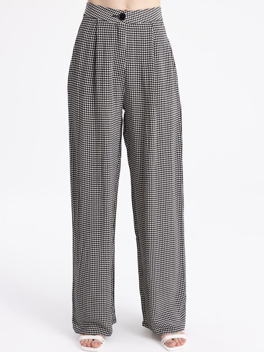

PRET A TUER Women Checked Mid-Rise Flared Pleated Monochrome Parallel Trousers, Black