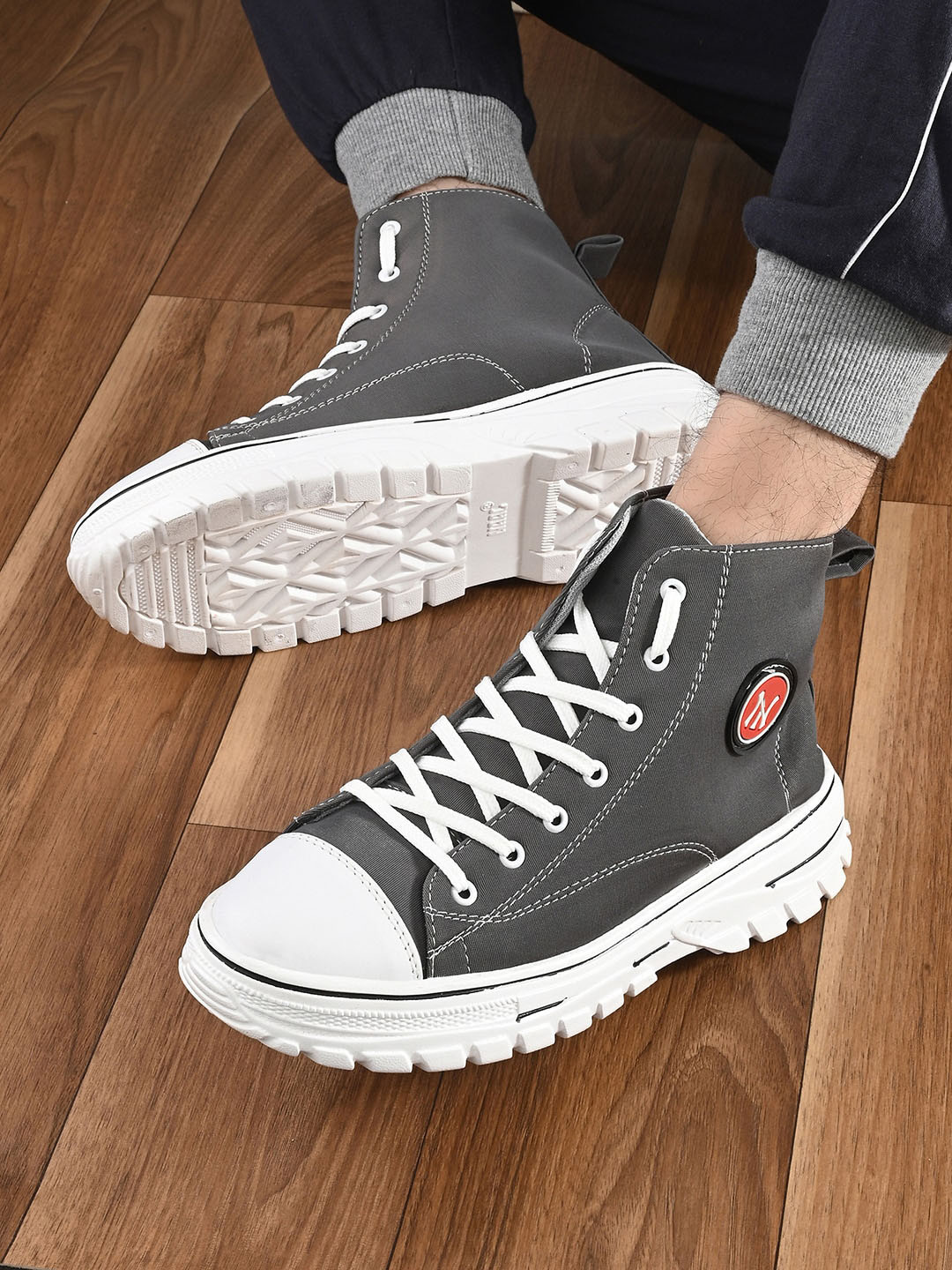 

Mactree Men Mid Top Lightweight Comfort Insole Textile Contrast Sole Sneakers, Grey