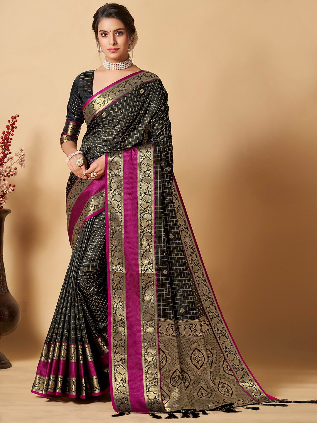 

JATRIQQ Checked Woven Design Zari Kanjeevaram Saree, Black