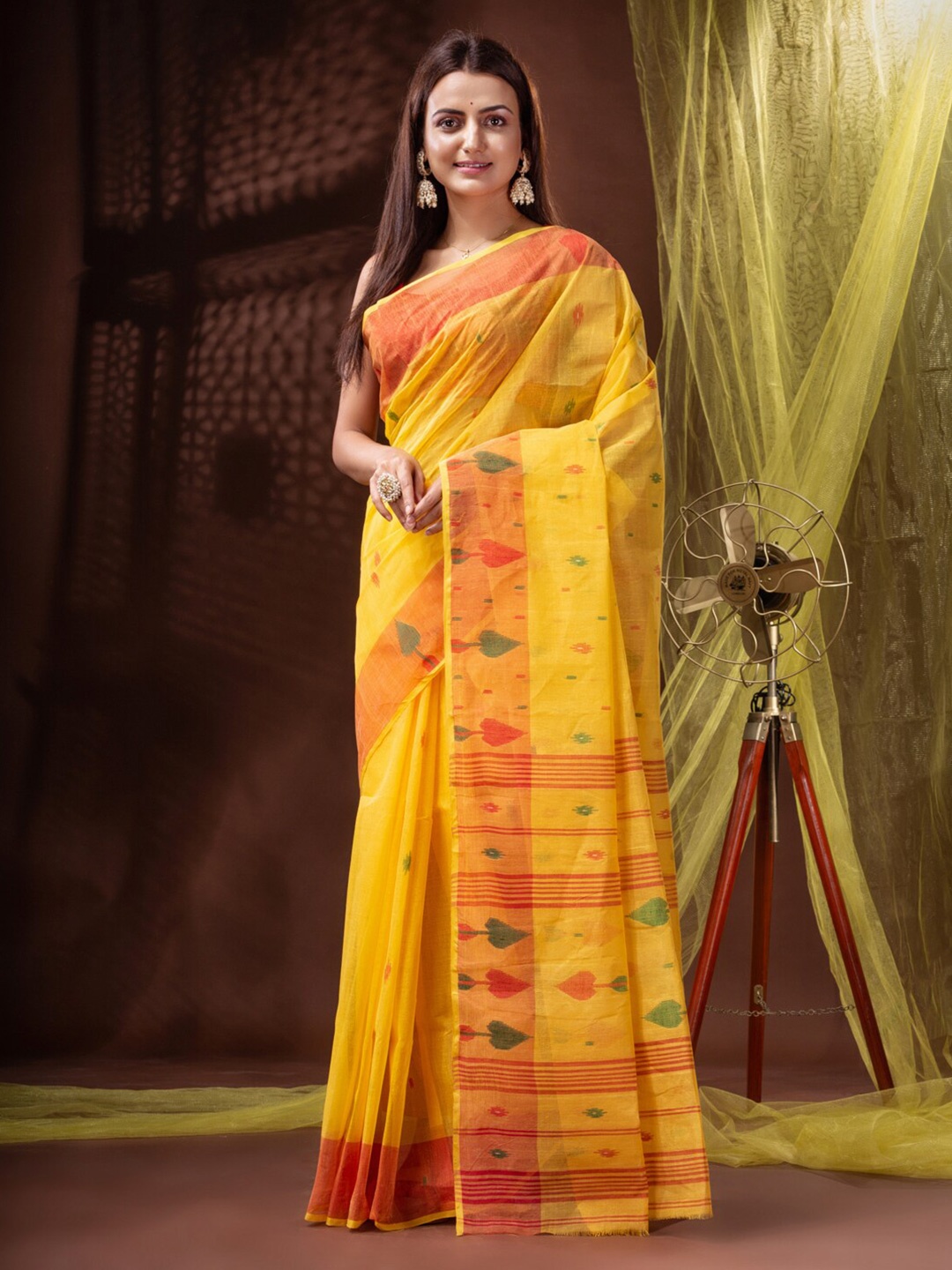 

Mitera Ethnic Motifs Woven Design Pure Cotton Handloom Saree, Yellow