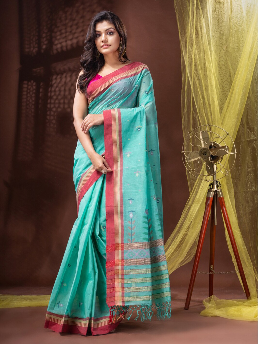 

Mitera Sea Green & Red Ethnic Motifs Woven Design Pure Cotton Jamdani Saree