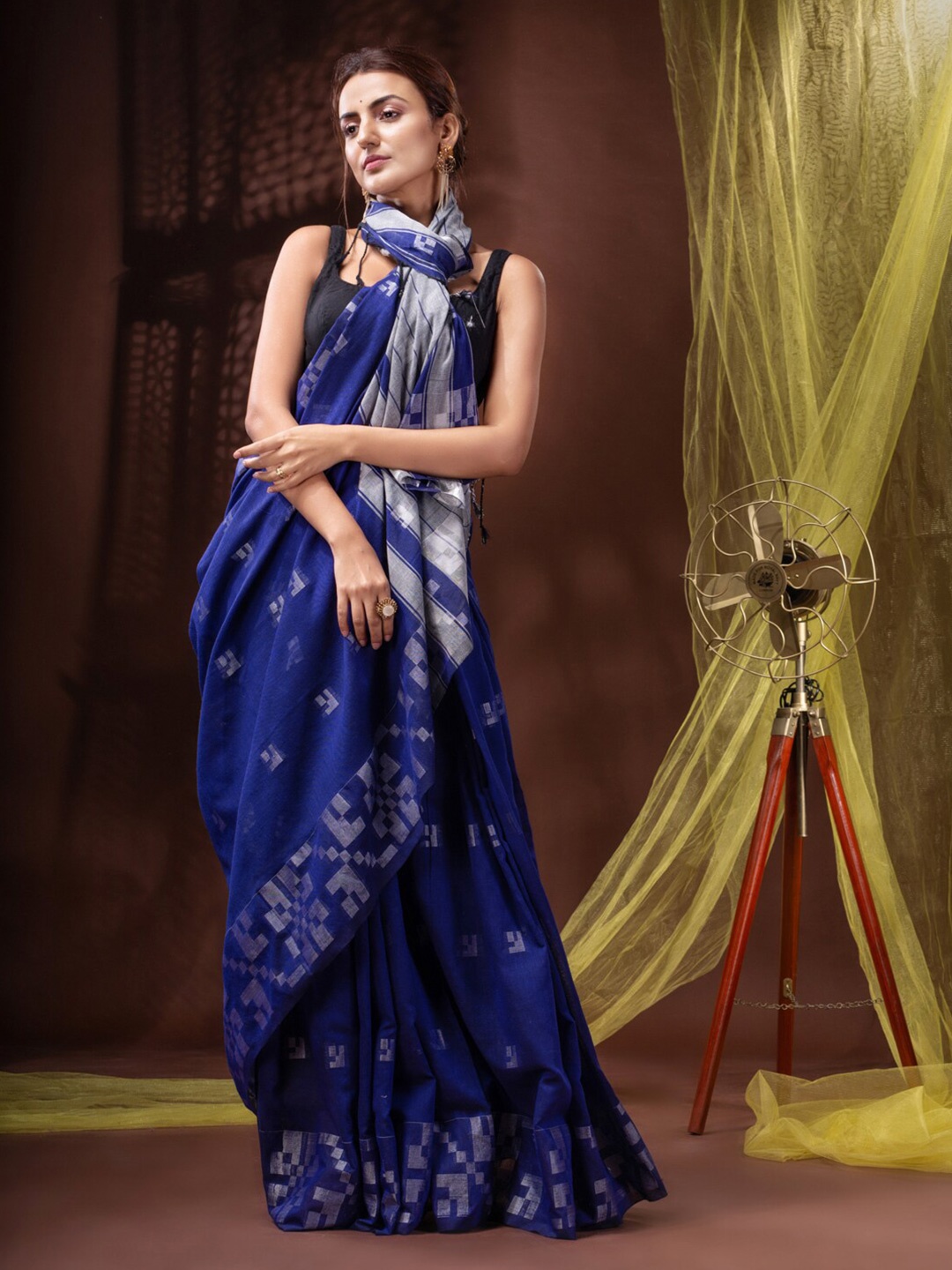 

Mitera Blue & Silver-Toned Geometric Woven Design Pure Cotton Saree