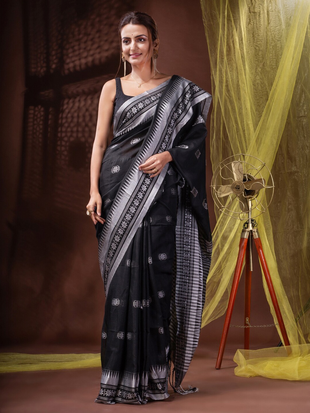 

Mitera Black & White Floral Printed Pure Cotton Handloom Saree