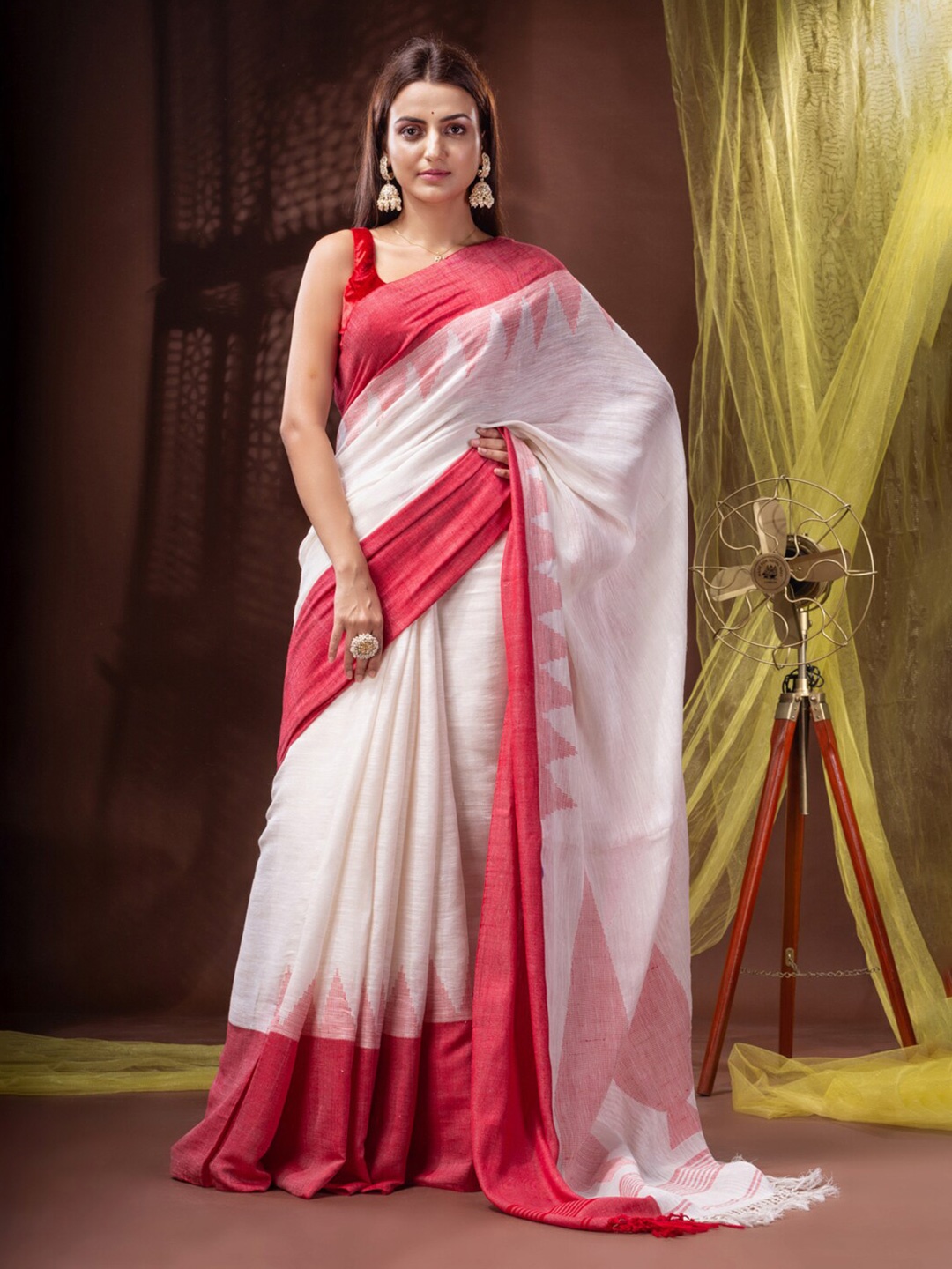 

Mitera White & Red Geometric Woven Design Pure Linen Jamdani Saree