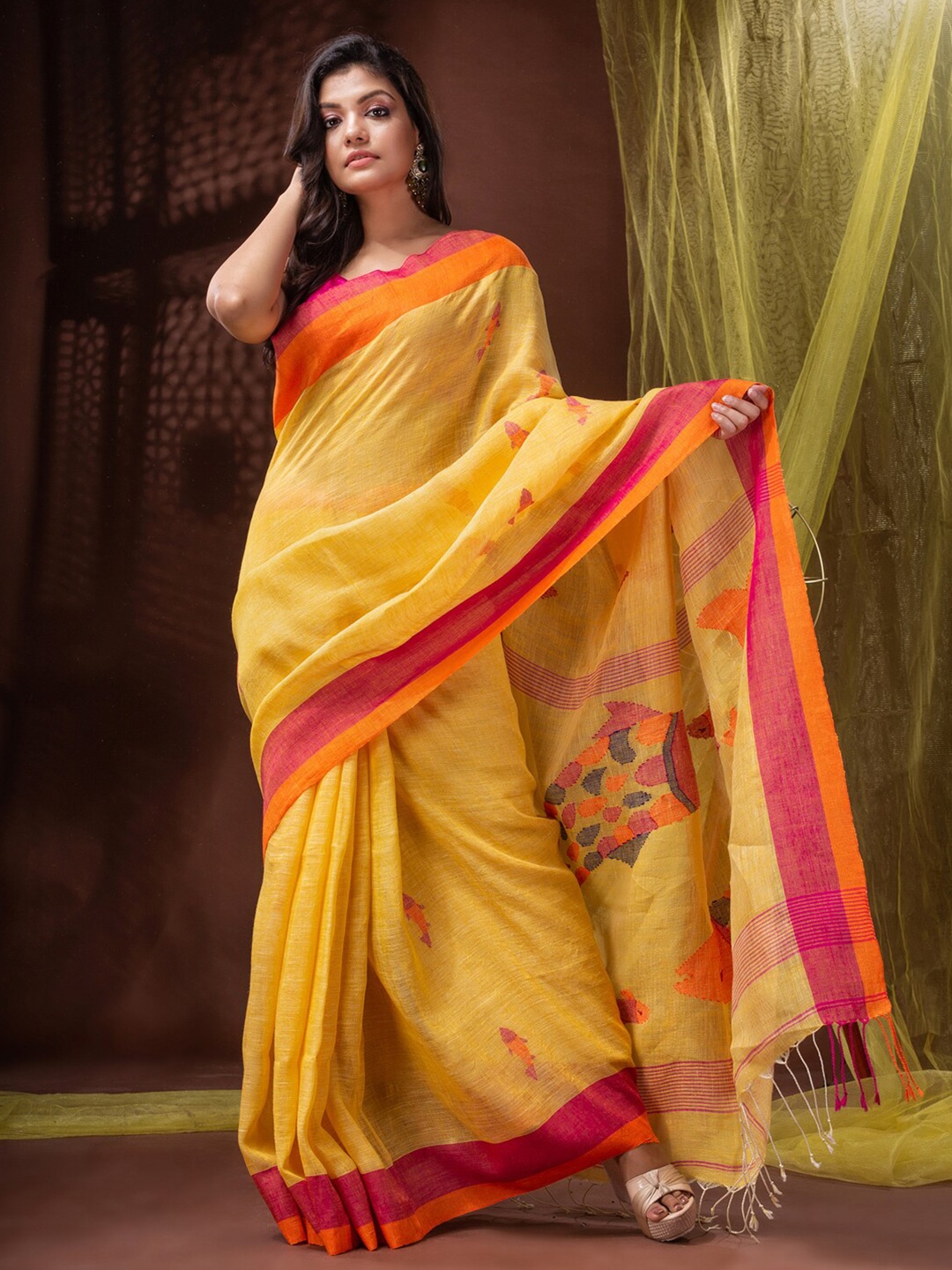 

Mitera Yellow & Orange Ethnic Motifs Woven Design Bengal Pure Linen Jamdani Saree