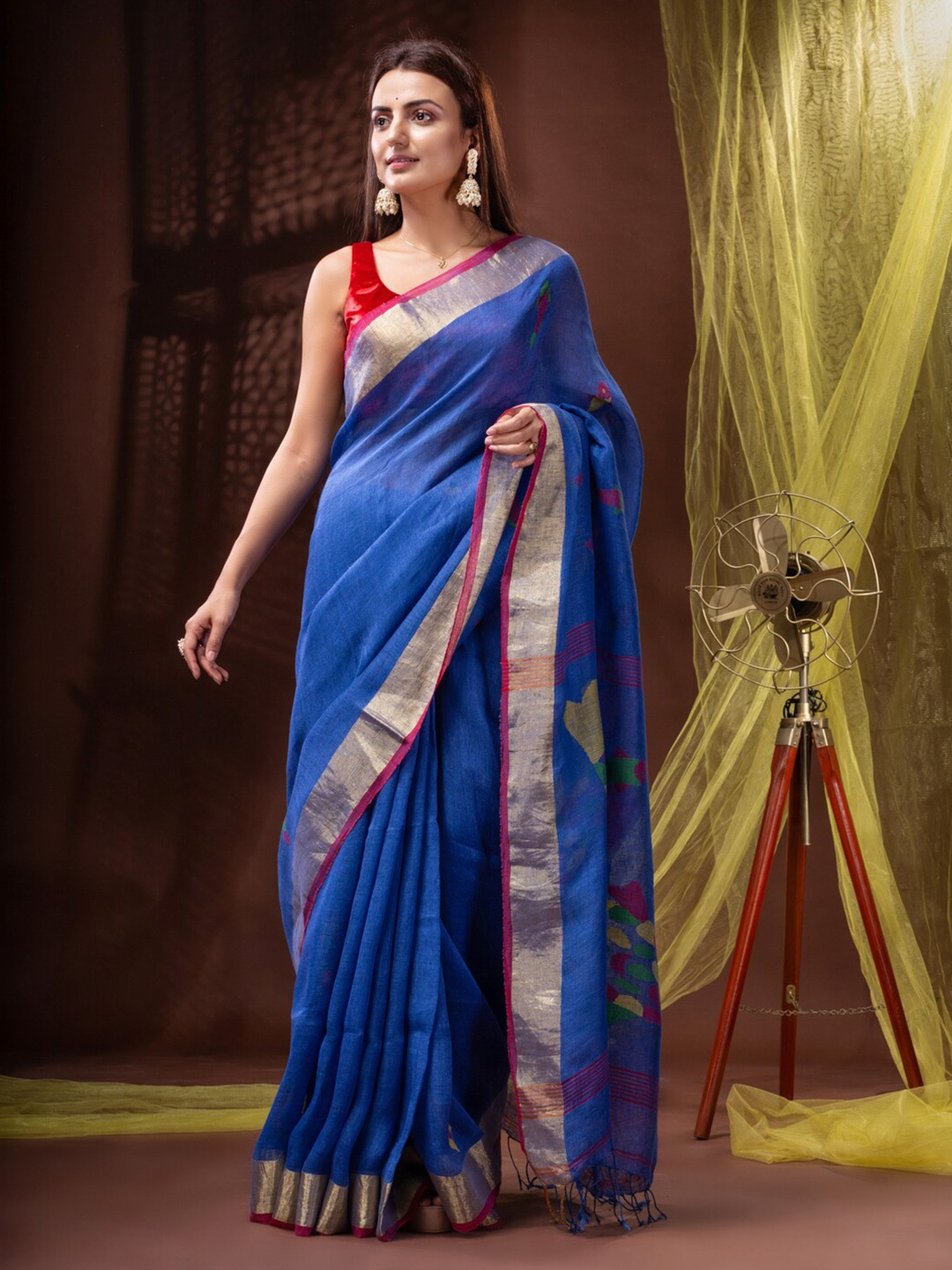 

Mitera Blue & Red Ethnic Motifs Woven Design Pure Linen Jamdani Saree