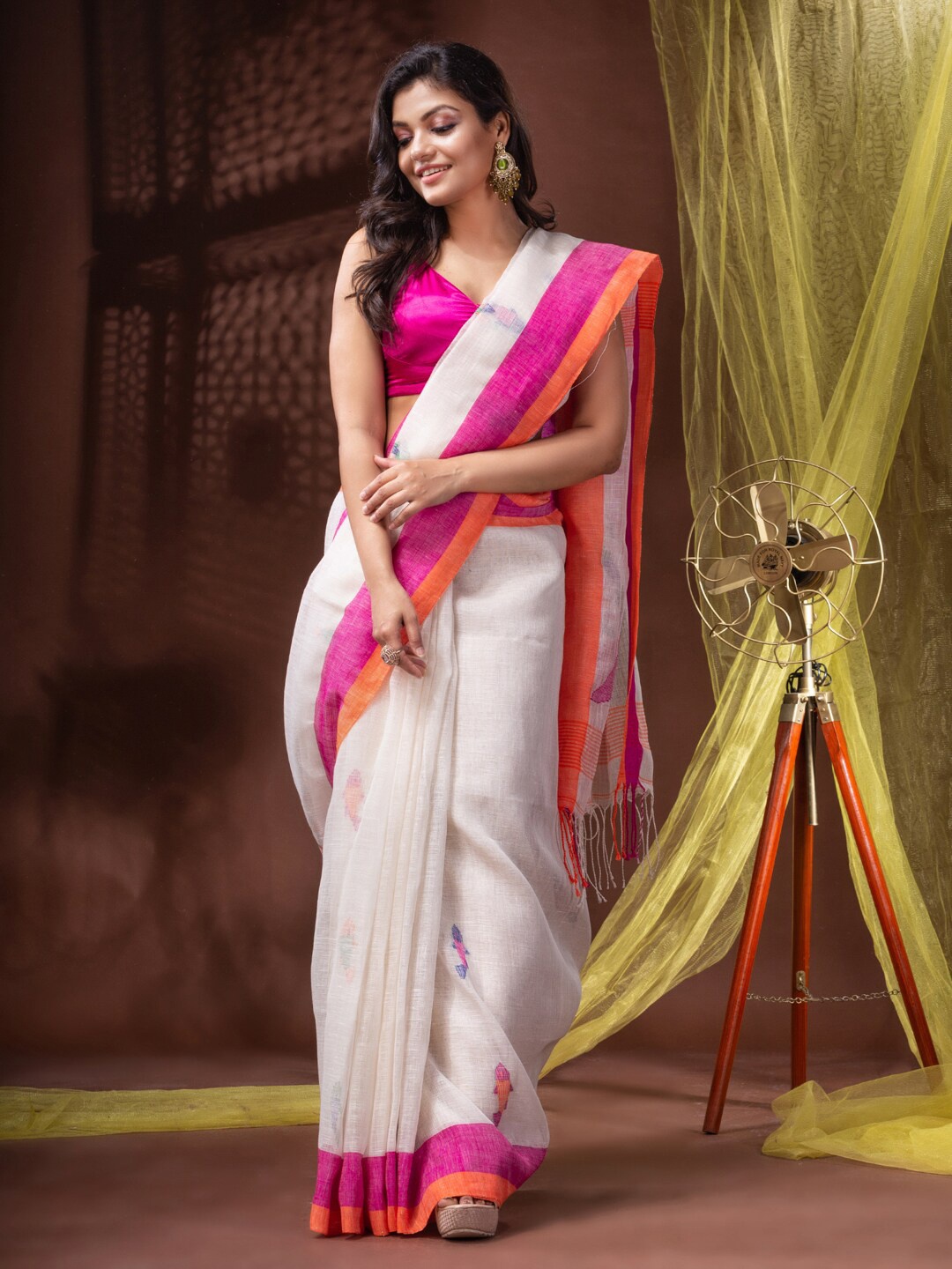 

Mitera White & Pink Ethnic Woven Design Pure Linen Handloom Saree