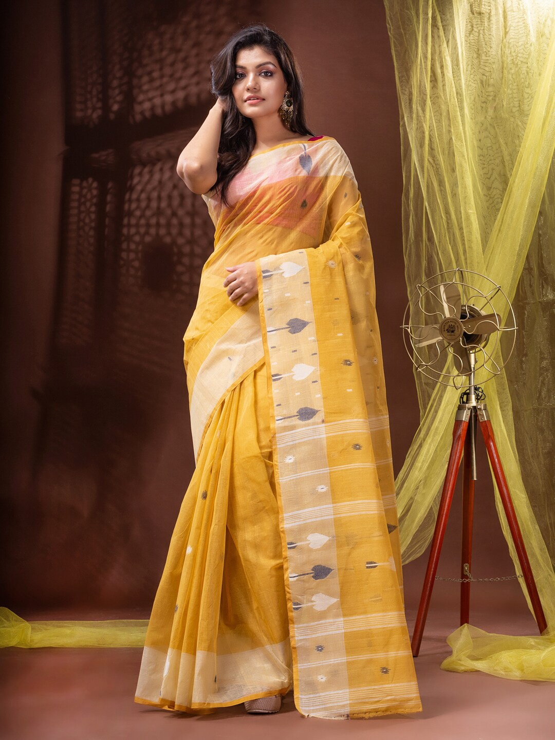 

Mitera Yellow & White Ethnic Woven Design Pure Cotton Handloom Saree