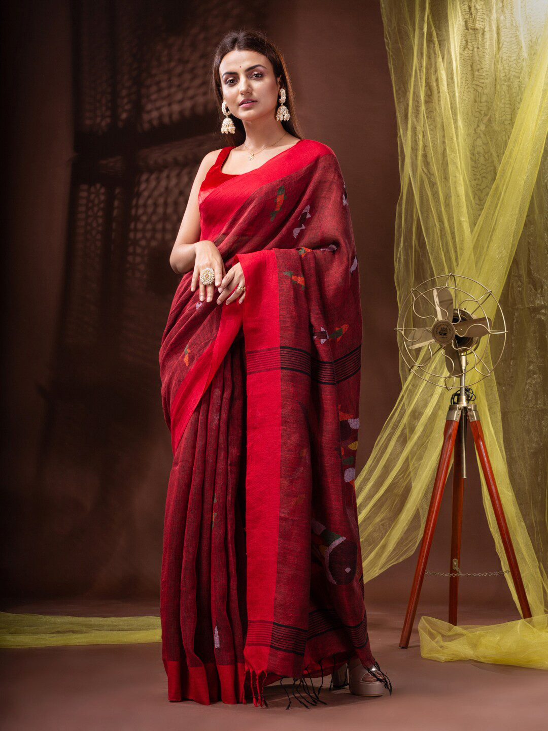 

Mitera Maroon & Green Ethnic Motifs Woven Design Pure Linen Saree