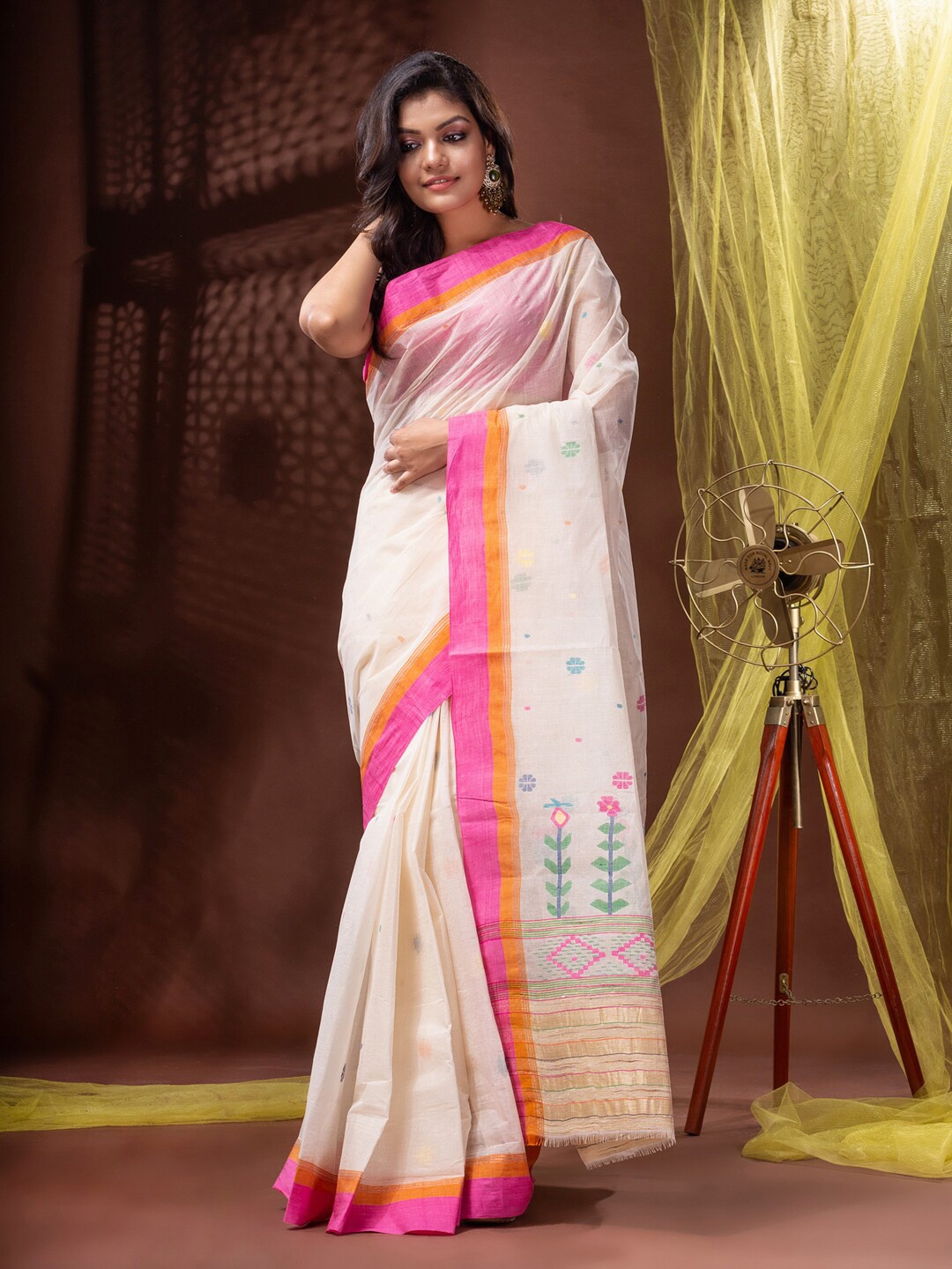 

Mitera Off White & Pink Ethnic Motifs Woven Design Pure Cotton Handloom Jamdani Work Saree