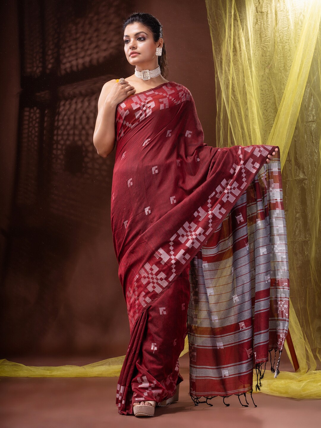 

Mitera Woven Design Pure Cotton Saree, Maroon