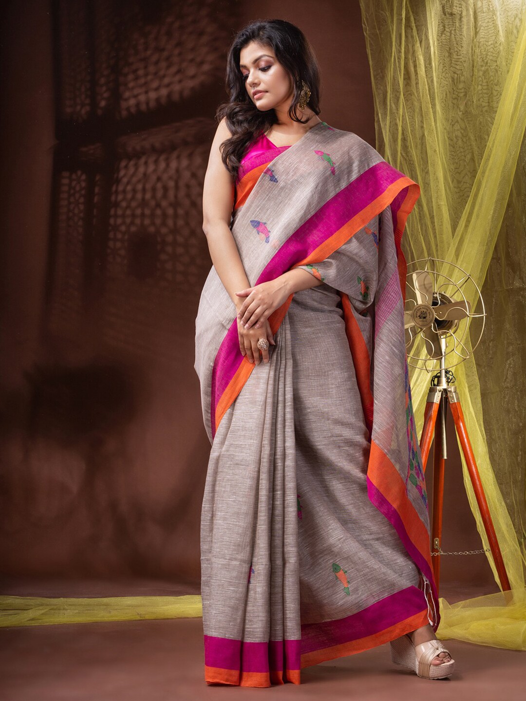 

Mitera Grey & Green Abstract Printed Pure Linen Handloom Jamdani Work Saree
