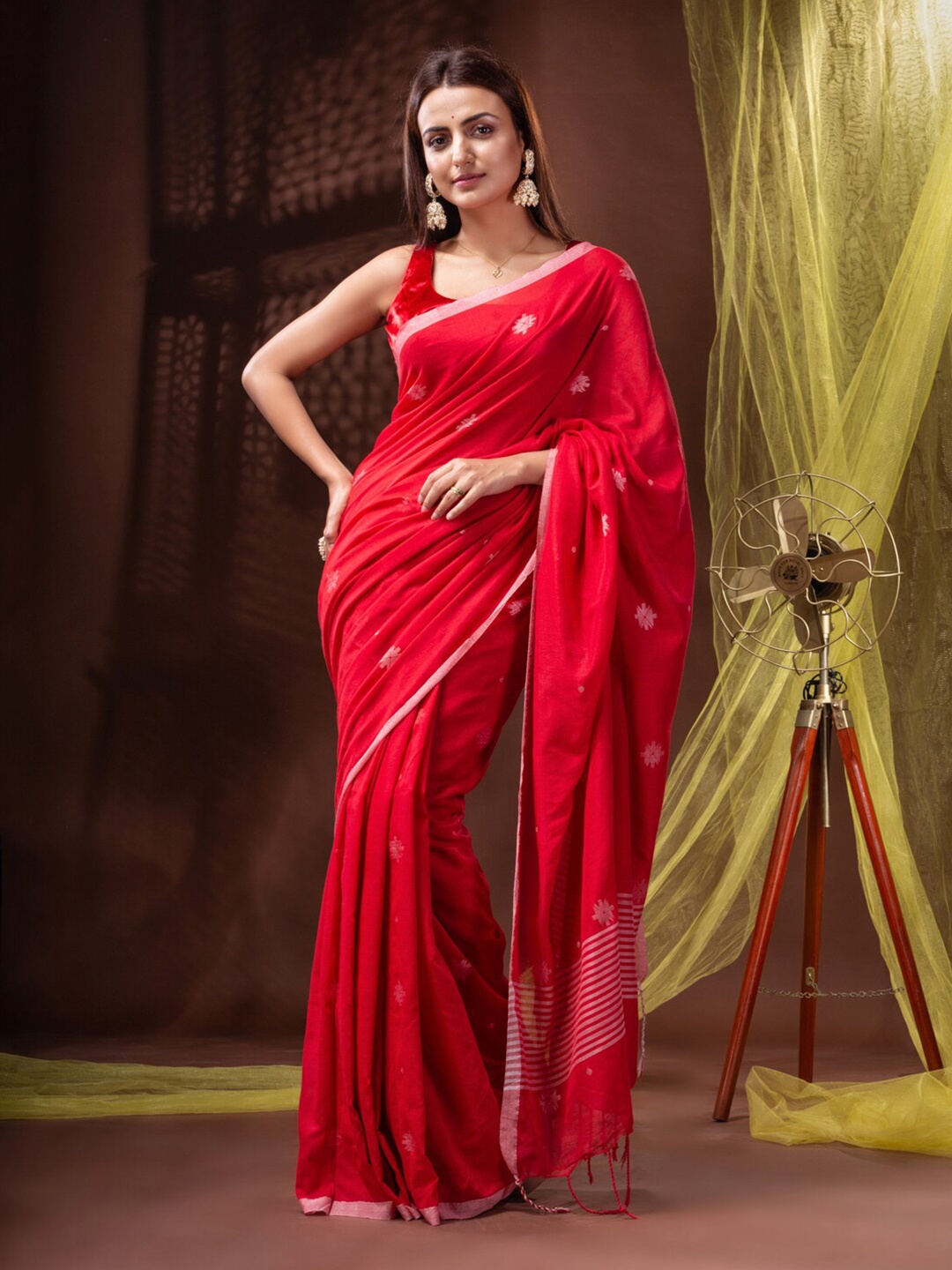 

Mitera Geometric Woven Design Pure Cotton Saree, Red