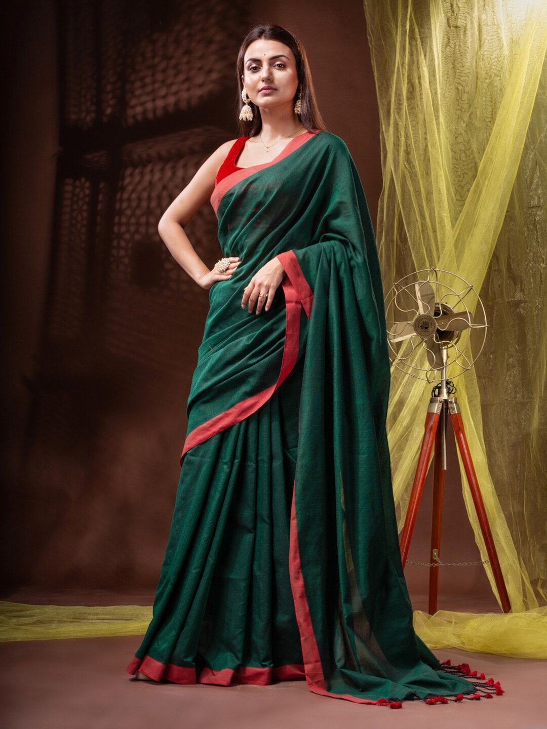

Mitera Solid Pure Cotton Saree, Green