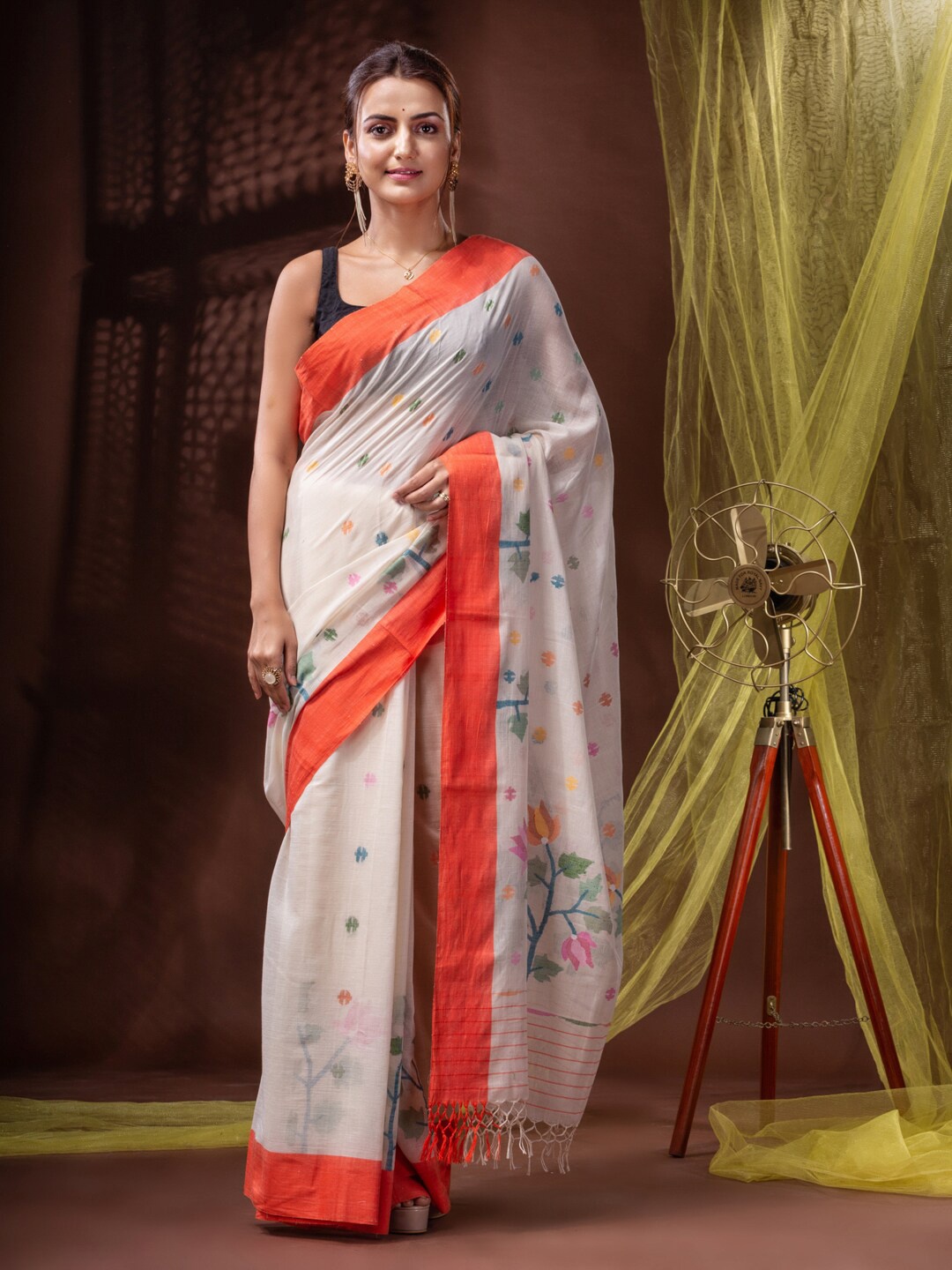 

Mitera Beige & Red Ethnic Woven Design Pure Cotton Handloom Saree