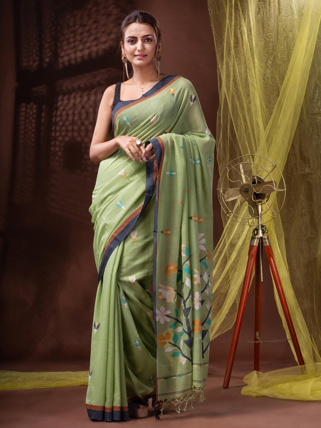 

Mitera Green & White Woven Design Pure Cotton Saree