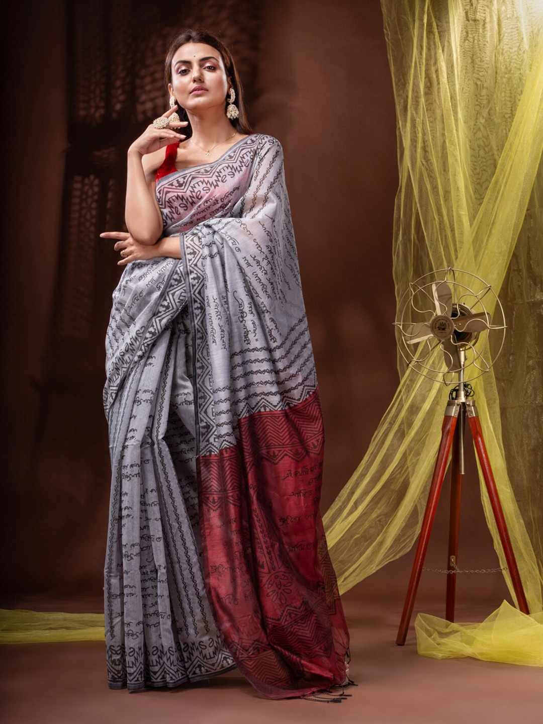 

Mitera Ethnic Motifs Printed Saree, Grey