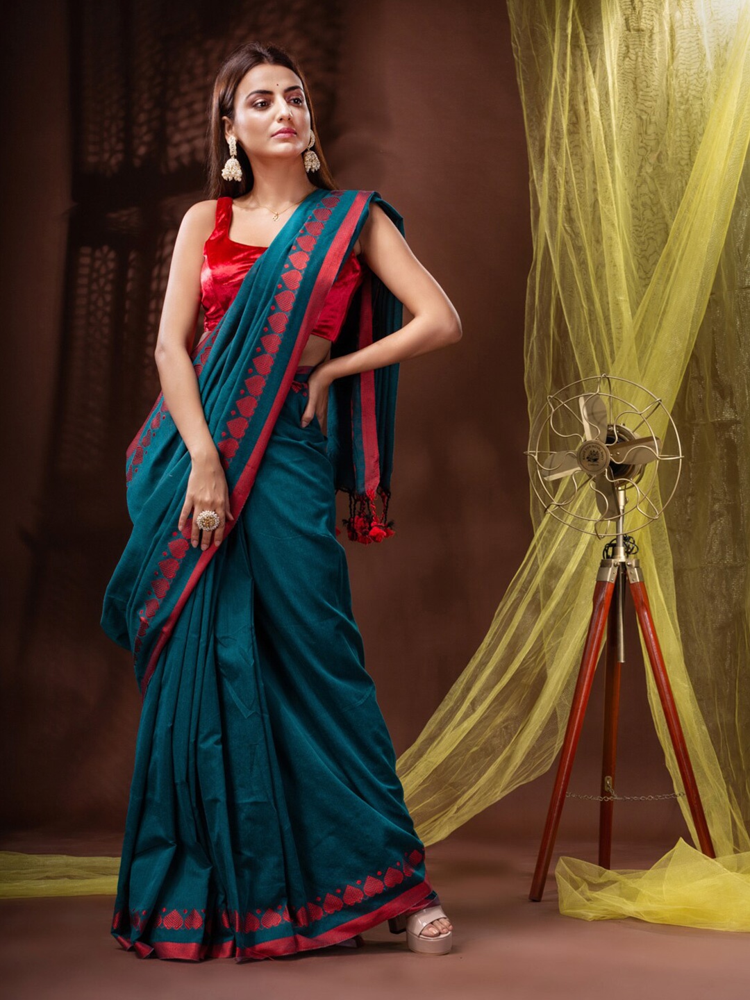 

Mitera Teal & Red Abstract Woven Design Pure Cotton Handloom Saree