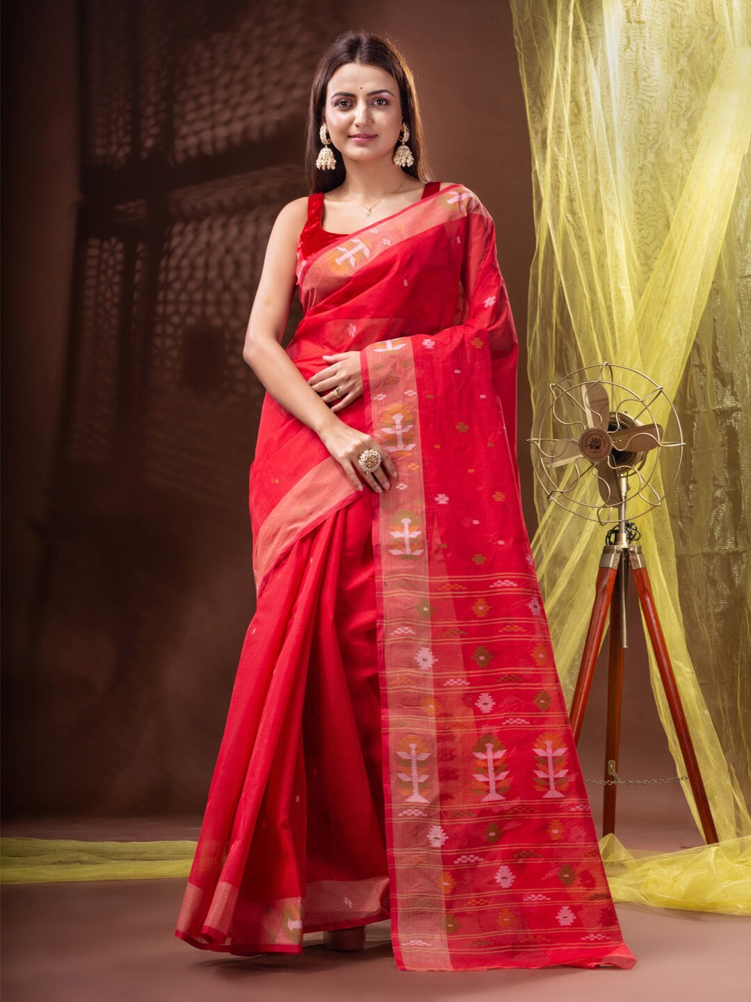 

Mitera Red & White Ethnic Woven Design Pure Cotton Handloom Saree