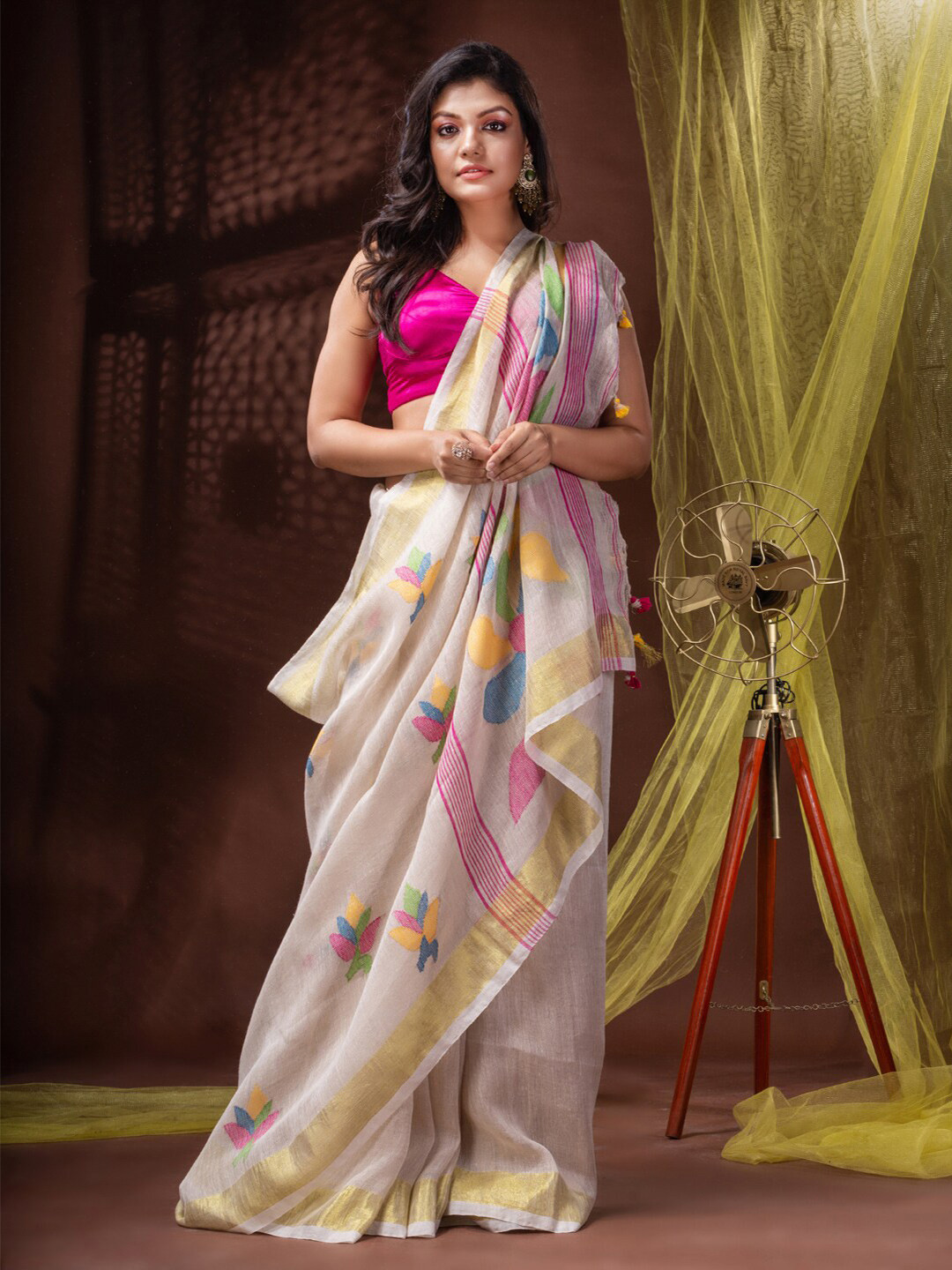 

Mitera Off White & Pink Ethnic Motifs Woven Design Zari Pure Linen Jamdani Saree