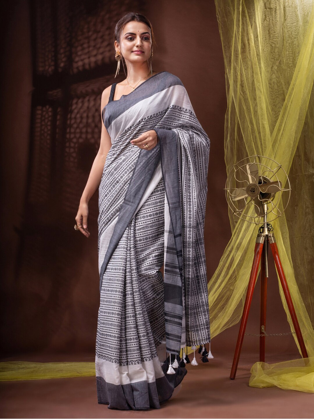 

SAJASAJO Striped Woven Design Pure Cotton Saree, Grey