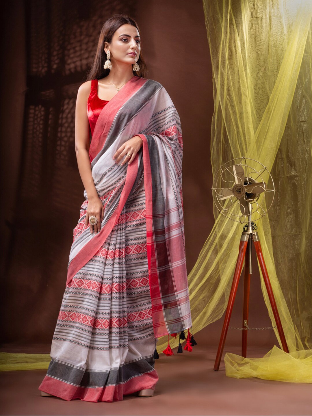

SAJASAJO Striped Pure Cotton Begampuri Saree, White