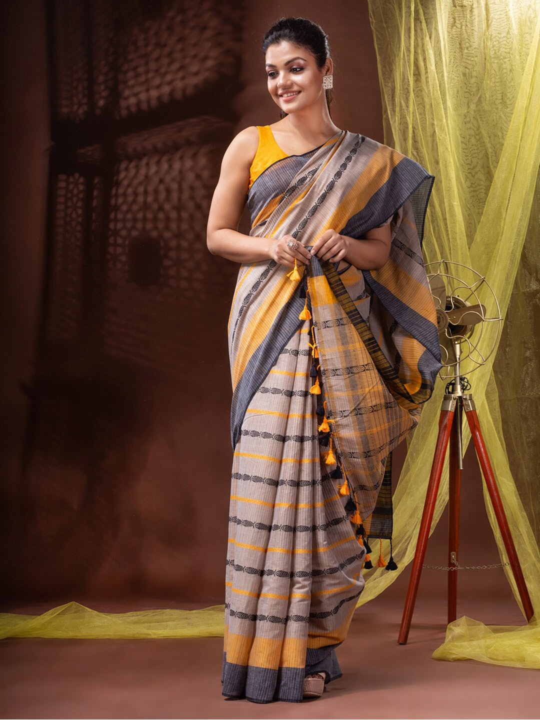 

SAJASAJO Striped Woven Design Pure Cotton Saree, Yellow
