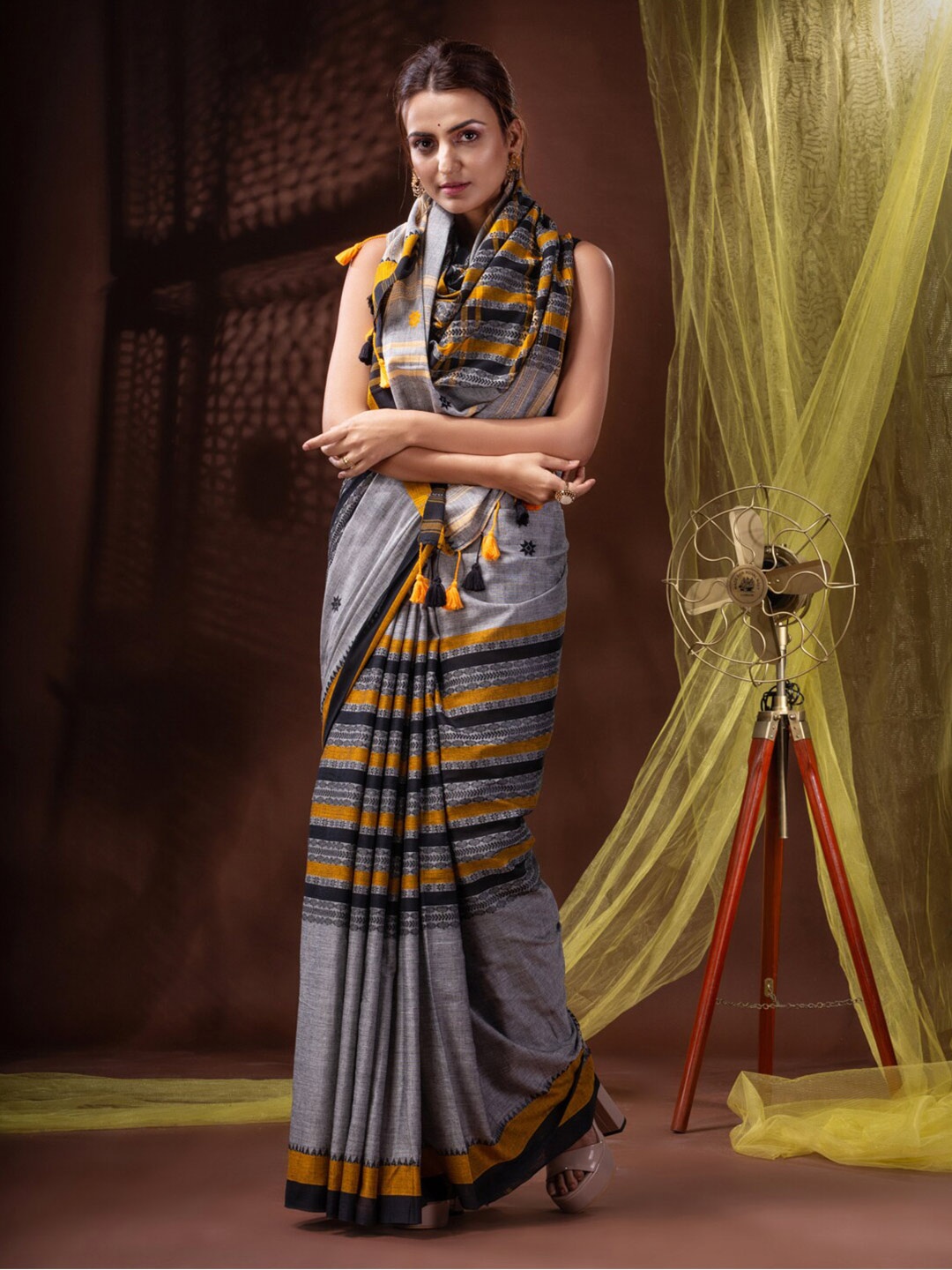 

SAJASAJO Striped Woven Design Pure Cotton Saree, Grey