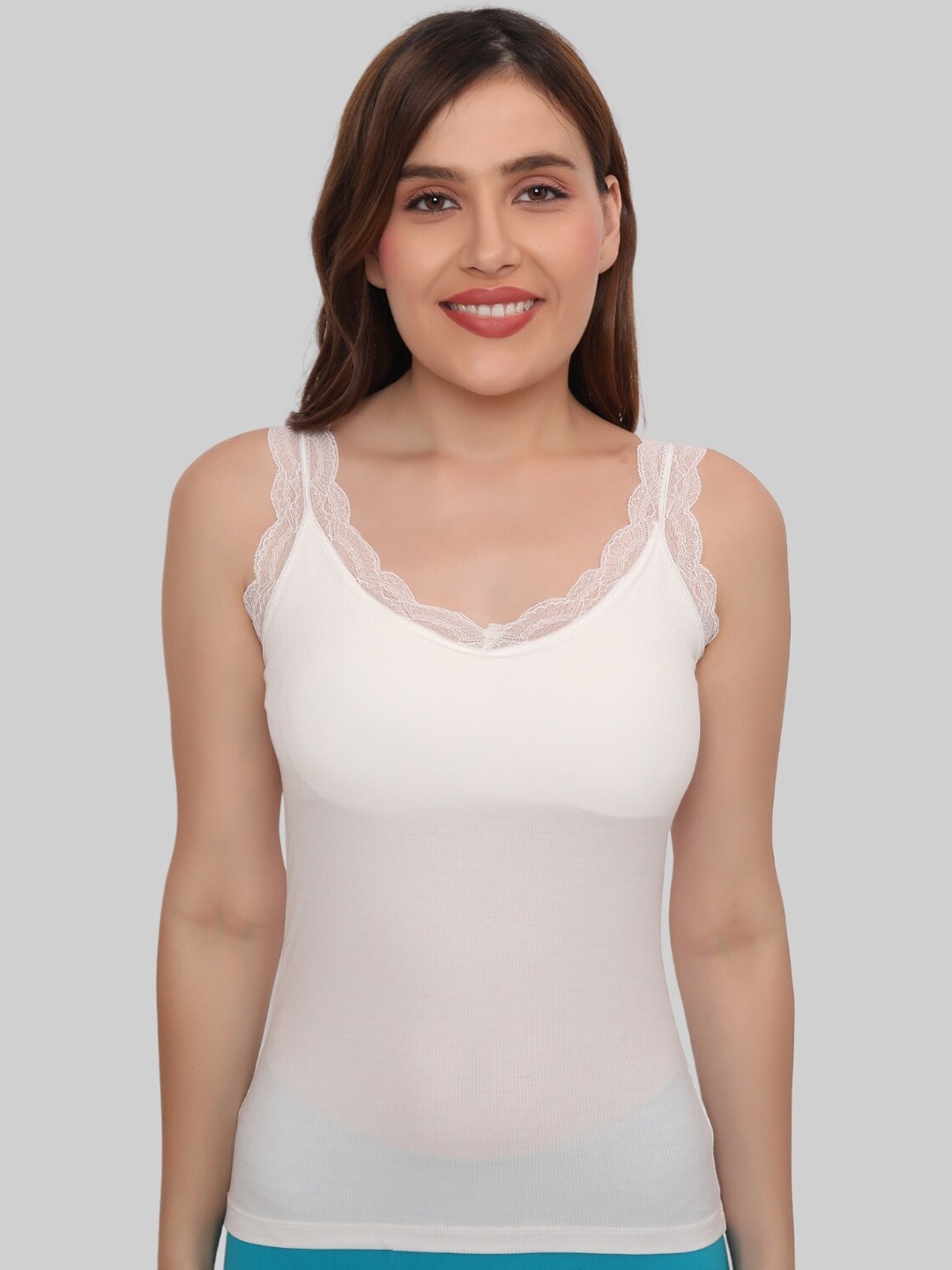 

PLUMBURY Removable Padded Seamless Lace Trim Camisole, White