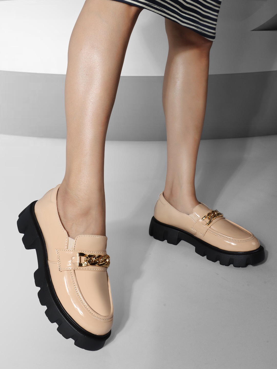 

The Roadster Lifestyle Co. Women Beige & Black Buckled Lightweight Horsebit Loafers