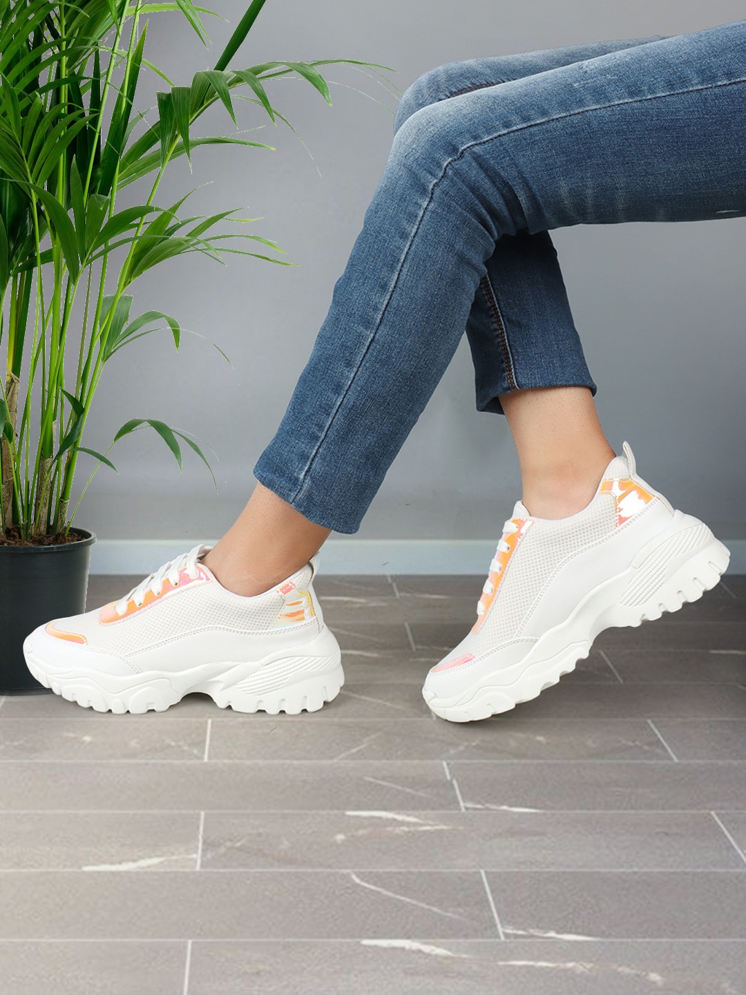 

XE Looks Women Textured Lightweight Sneakers, White