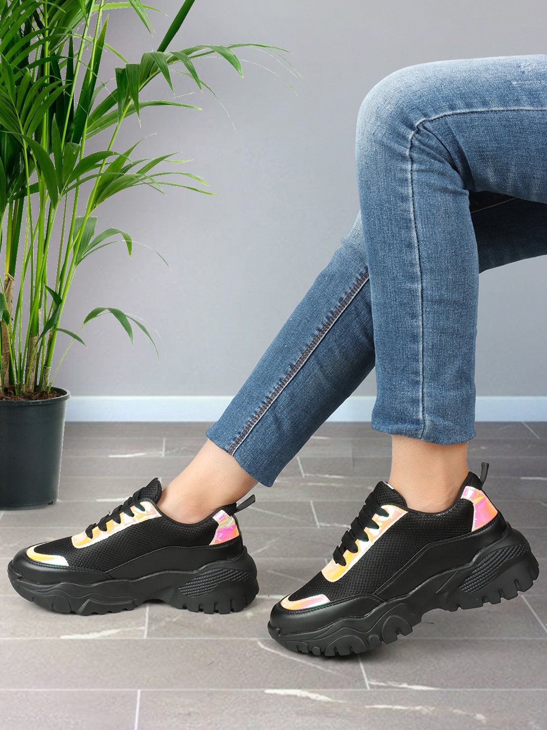 

XE Looks Women Textured Lightweight Sneakers, Black