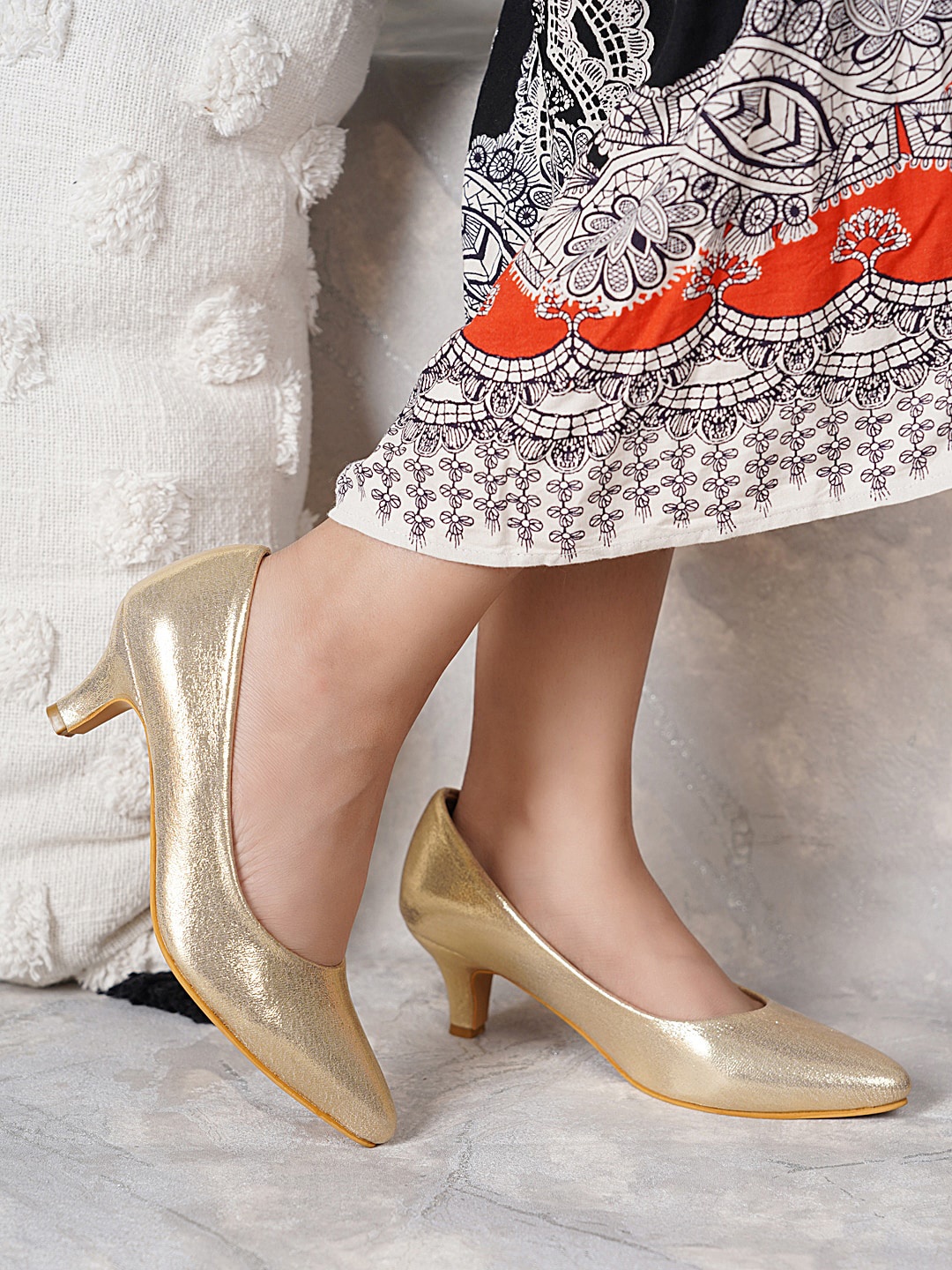 

DressBerry Gold-Toned Pointed Toe Kitten Pumps