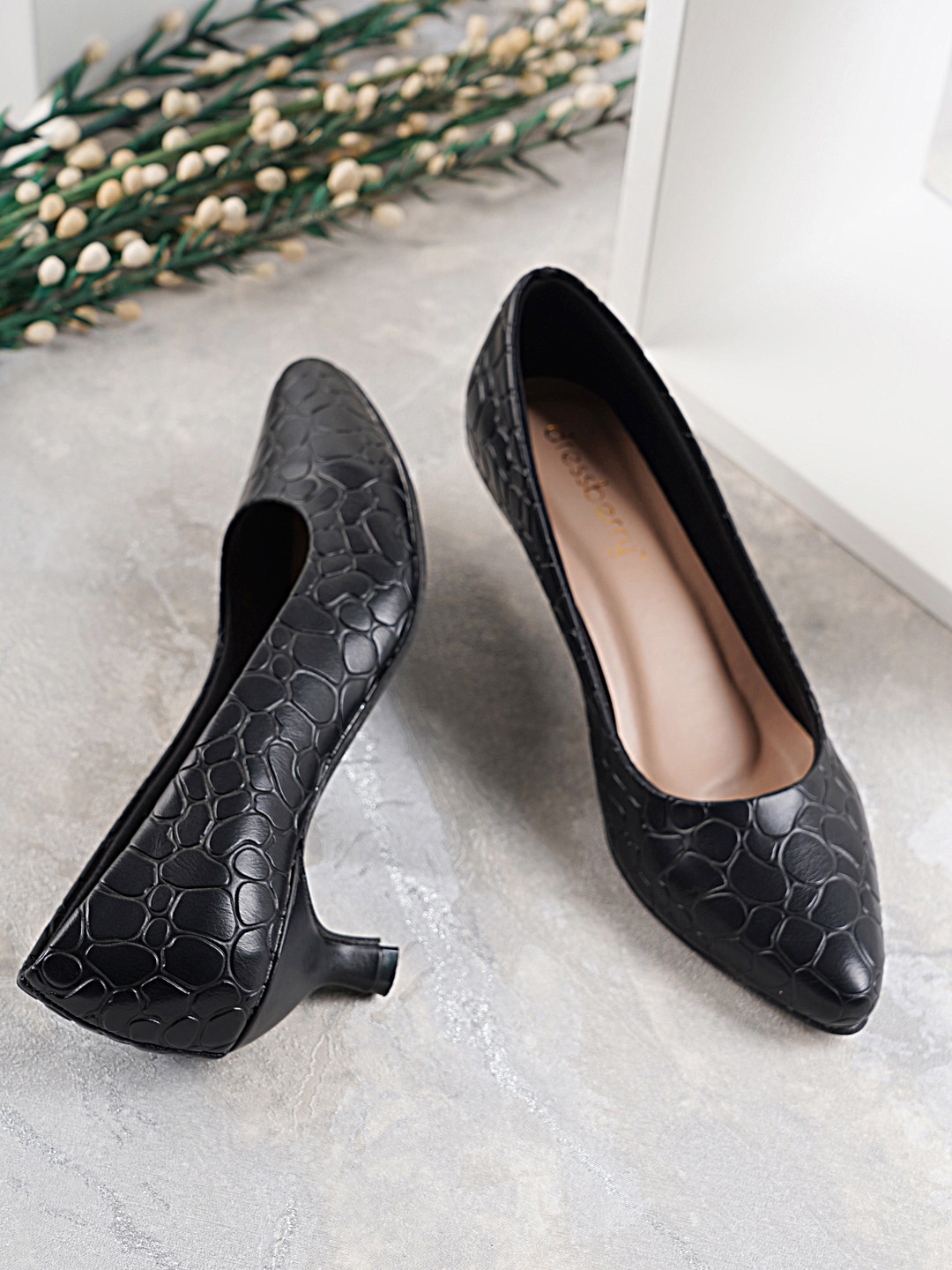 

DressBerry Black Textured Closed Back Kitten Pumps