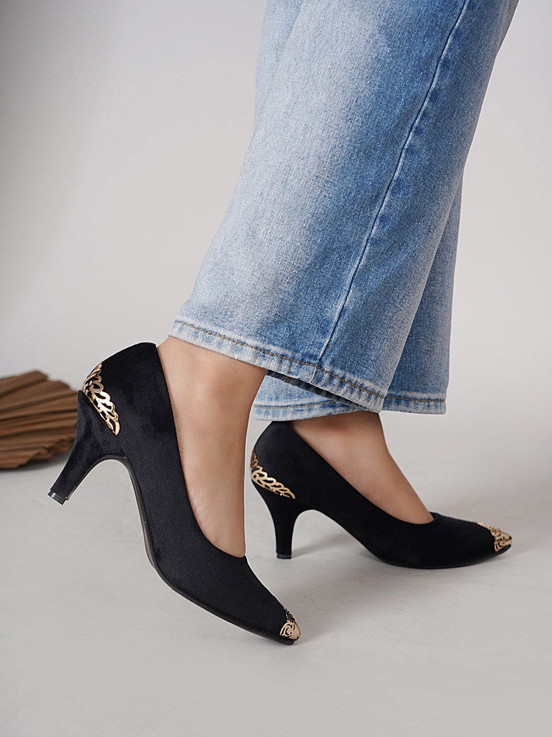 

DressBerry Black & Gold Toned Embellished Pointed Toe Kitten Pumps