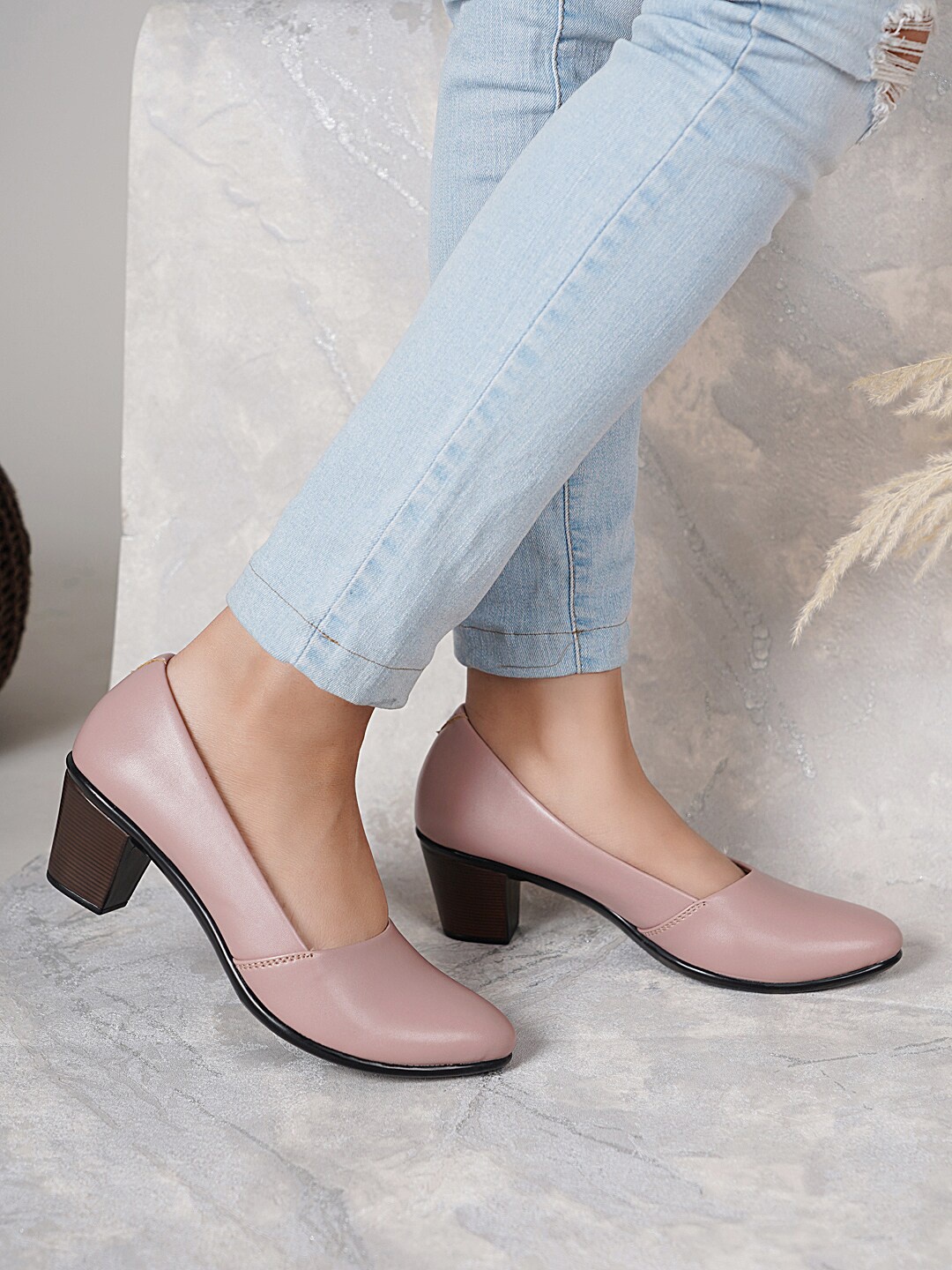 

DressBerry Nude Closed Back Block Pumps