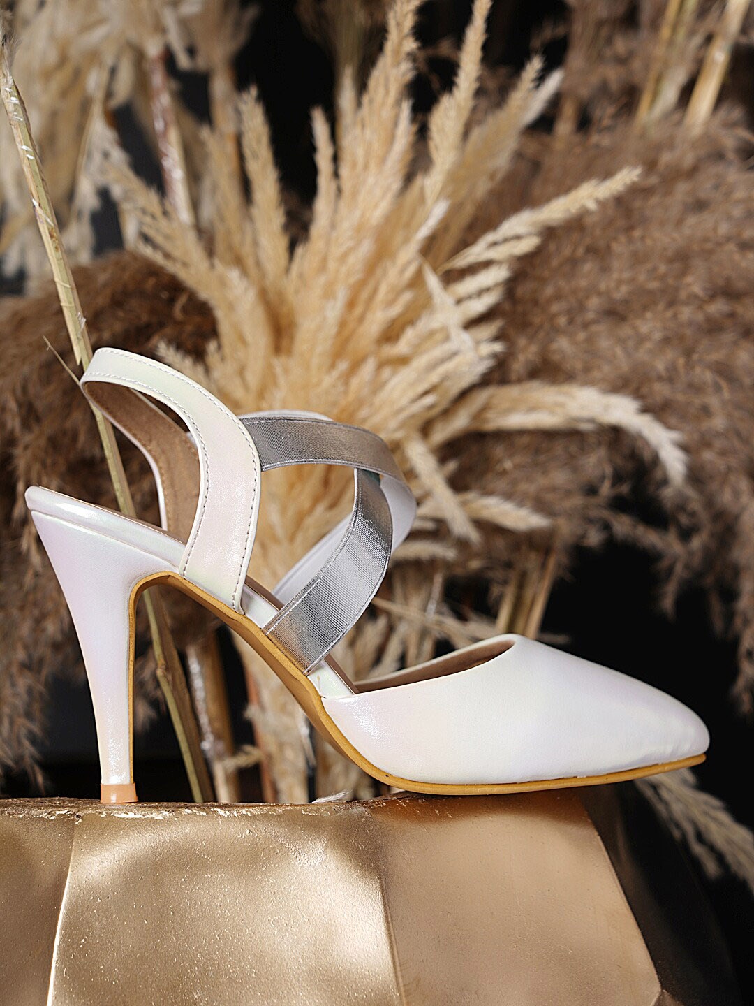 

DressBerry White Pointed Toe Slim Pumps With Backstrap