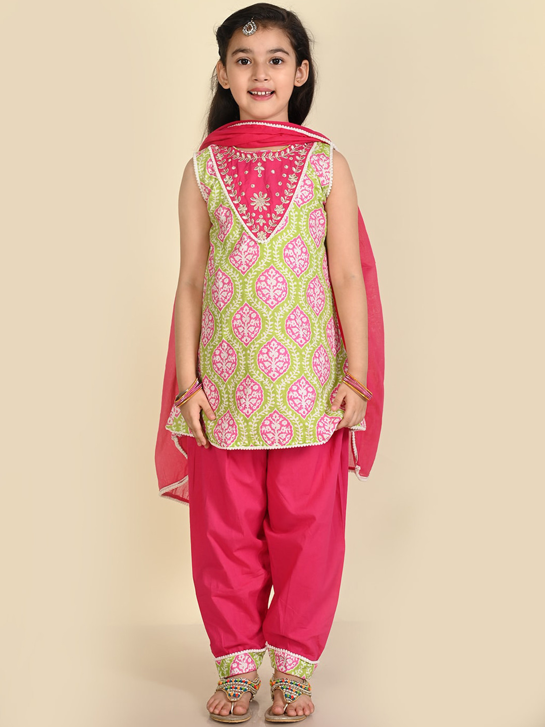 

LIL PITAARA Girls Ethnic Motifs Printed Gotta Patti Cotton Kurti with Salwar & Dupatta, Green