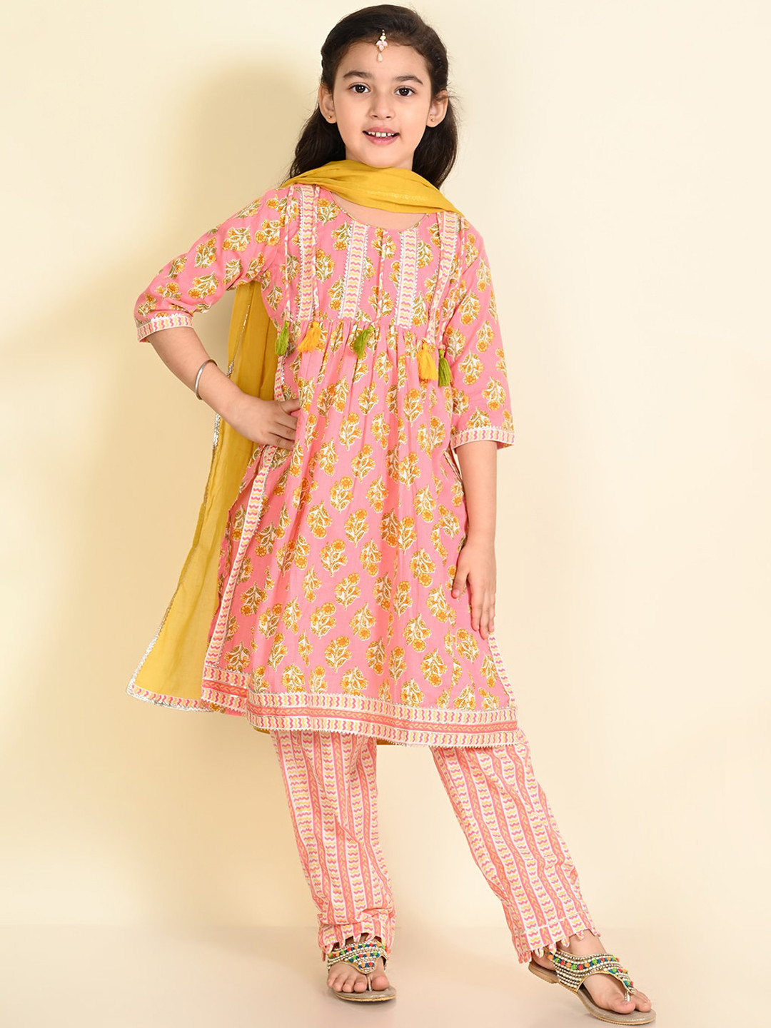 

LIL PITAARA Girls Floral Printed Gotta Patti Pure Cotton Kurta & Trousers With Dupatta, Peach