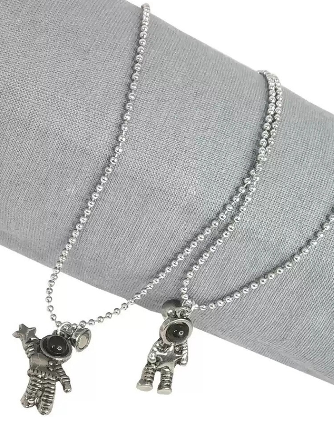 

MEENAZ Unisex Set Of 2 Silver-Plated Magnetic Couple Pendants With Chains